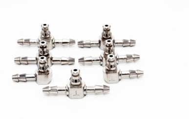 柴油發(fā)動機噴油器回油管接頭